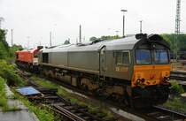 Zwei Class 66 DE6307 von DLC Railways und die DE6312  Alix  von Crossrail stehen in Aachen-Wet an der Laderampe bei Regen am Abend vom 28.5.2013.