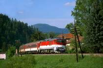 757 005-4 wummert mit ihrem Eilzug durch den Ort Brezno/Bries.

Slovakei, April 2013