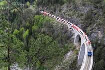 Doppel-Glacier-Express GEX 906 + 908 Zermatt - Chur - St. Moritz mit Ge 4/4 III 647  Gr�sch  auf dem Landwasser-Viadukt bei Filisur. (19.05.2013)