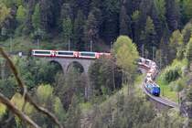 Doppel-Glacier-Express GEX 906 + 908 Zermatt - Chur - St. Moritz mit Ge 4/4 III 647  Gr�sch  schl�ngelt sich �ber das Schmittnertobel-Viadukt bei Filisur. (19.05.2013)