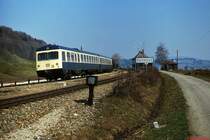 628 015-0 durchfährt im April 1982 den Haltepunkt Ratholz am Alpsee