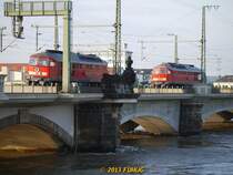  Ludmillas  als Fluthelfer (3)  – Mit Pegelstand 8,74 m strmt die Elbe machtvoll zwischen den Brckenpfeilern hindurch (06.06.2013).