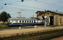 Vor dem Schuppen in St. Valentin steht im Juli 1991 ein unbekannter 5046