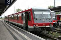 628 290 kurz nach der Ankunft am 22.05.13 aus Bensheim in Worms Hbf. Der Triebwagen f�hrt allerdings nicht wie die Anzeige vermuten l�sst zur�ck nach Bensheim, sondern wird sp�ter abgestellt und danach mit dem rechts im Bild zu sehenden 628 421 als Lr Richtung Mannheim fahren.