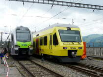 bls - Triebwagen RABe 515 002 und Triebwagen RABe 525 002 im Werkst�ttearel in Spiez anl�sslich eines Tag der offen T�r der Werkst�tte am 25.05.2013