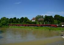 Ein umgeleiteter Railjet am 08.06.2013 bei Moosburg.