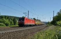 Eine 185 072.6 mit einen Aufliegerzug Richtung S�den am 06.06.2013 in G�tzenhof.