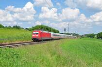 101 003 kommt mit dem EC 114 aus Klagenfurt und f�hrt nach Dortmund.Ich konnte diesen Zug in Szene setzen bei Ebersbach an der Fils am 8.6.2013.