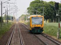 8.6.2013 Stettiner Bahn, ODEG Richtung Eberswalde kurz vor B� R�dnitzer Chausse hat Ks-Signal 94 01 passiert. Im Hintergrund sind die Umrisse des n�chsten Zuges erkennbar. Bild vom Sonderzug der Dampflokfreunde Berlin aus aufgenommen.