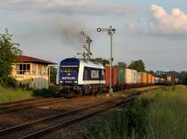 Die 761 002 mit einem Containerzug am 07.06.2013 bei der Ausfahrt aus T��ling.