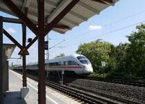 Ein ICE Richtung Berlin passiert die Hamburger S-Bahnstation  Rothenburgsort . Die Fernbahn ist hier eingleisig, etwas weiter s�dlich verl�uft das zweite Gleis. 8.6.2013