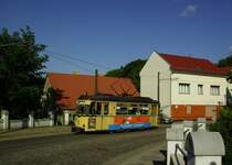 Vom vergangene Festwochenende zum 100-j�hrigem Bestehen noch festlich geschm�ckt, pr�sentierte sich Tw 28 am 27.05.2013 in der bekannten Kurve der Woltersdorfer Schleusenstra�e, als er auf dem Weg zum S-Bahnhof Rahnsdorf war.