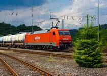 Die 152 089-9 der DB Schenker Rail Deutschland AG mit einem Kesselwagenzug, f�hrt am 08.06.2013 auf der Siegstrecke (KBS 460) in Richtung Siegen, hier kurz vor dem Bahnhof Betzdorf (Sieg).
Die Lok wurde 1999 bei Krauss-Maffei (heute Siemens) unter der Fabriknummer 20216 gebaut, sie hat aktuelle NVR-Nr.  91 80 6152 089-9 D-DB und die EBA 96Q15A 089.

Die Baureihe 152
Als Ersatz f�r die schweren E-Loks der BR 150 und f�r Einsatzgebiete der BR 151 / 155 wurde die Beschaffung der Drehstromlok der BR 152 (Siemens ES64F) eingeleitet, sie ist eine Hochleistungslokomotive aus der Siemens ES64 EuroSprinter-Typenfamilie f�r den schweren G�terzugverkehr, die auch f�r Personenz�ge genutzt werden kann.

Die Baureihe basiert auf dem von Siemens konstruierten Prototyp ES64P. Da jedoch klar war, dass die Maschinen ausschlie�lich im G�terverkehr eingesetzt werden sollten und eine H�chstgeschwindigkeit von 140 km/h als ausreichend angesehen wurde, konnte auf die Verwendung von voll abgefederten Fahrmotoren verzichtet und auf den wesentlich einfacheren und preisg�nstigeren Tatzlager-Antrieb zur�ckgegriffen werden. Dieser gilt durch die Verwendung moderner Drehstrommotoren bei niedrigen Geschwindigkeiten als relativ verschlei�arm.

Technische Daten der BR 152:
Achsformel: Bo´Bo´
L�nge �ber Puffer: 19.580 mm
Breite: 3.000 mm
Drehzapfenabstand: 9.900 mm
Drehgestellachsstand: 3.000 mm
Dienstmasse: 86,7 t
H�chstgeschwindigkeit: 140 km/h
Dauerleistung: 6.400 kW (8.701 PS)
Anfahrzugkraft: 300 kN
Stromsystem: 15 kV, 16 2/3 Hz
