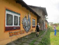 Bahnhof Beuthen-Karf (Bytom-Karb)der Oberschlesischen Schmalspurbahn bei der Industriada der Woiwodschaft Schlesien am 8. Juni 2013 mit eigens angebrachtem Grafitti.