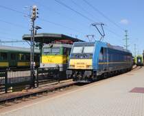 480 008 setzt zur�ck an einen bereitstehenden Personenzug. Nebst 430 323. Aufgenommen am 15.05.2013 in Sopron.