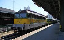 430 325 vor einem Personenzug wartend im Bahnhof Sopron. Aufgenommen am 15.05.2013.
