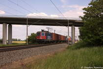 421 393-0 SBB Cargo f�r MTEG - Muldental Eisenbahnverkehrsgesellschaft mbH mit einem Containerzug bei Nennhausen und fuhr in Richtung Rathenow weiter. 08.06.2013