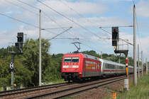 101 001-6 (im Sandwich-Betrieb mit der 101 104-8) mit IC 2213  R�gen  von Ostseebad Binz nach Stuttgart Hbf in Schwerin-G�rries am 09.06.2013