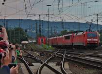 Am 08.06.2013 hatte die 152 161-8 die Aufgabe diesen G�terzug + 5 Lokomotiven von Mainz-Bischofsheim nach Gremberg zu ziehen. Darunter waren 155 261-1, 185 186-4, 185 314-2, 185 003-1 und zum Schluss noch 152 142-6. Hier f�hrt der extrem lange Mischer an der Lokparade des DB Museum in Koblenz-L�tzel vorbei gen Norden.