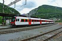 ABt 50 85  39-43 894-7, B INOVA 182-9 und RBDe 560 274-3 als Regio 5246 in Moutier. Da der Zug f�r RegionAlps bestimmt ist, wurde er nach dem Umbau zum Domino bereits rot lackiert. Ausserdem hat er, wie im Wallis �blich, nur ein kleines 1. Kl. Abteil, 09.06.2013.

