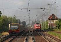 8.6.2013 Berlin-Blankenburg. S2, RE5 und ehem. Befehlsstellwerk Bot inkl. Dampf der 52 8177 vom Sonderzug der Dampflokfreunde Berlin aus gesehen