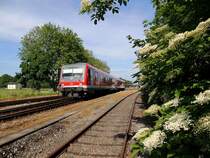 628 626 passiert bei der Bahnhofsausfahrt Ried als REX5967 den aufgelassenen Entladungsgleisstutzen eines nicht mehr existierenden Mineral�lbetriebes; 130609