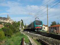 E 464 534 im Oktober 2012 mit einem Locale bei Cervo.