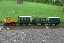 Ein kurzer Peronenzug passiert das  kurze St�ck   landunter  der Gartenbahnstrecke  09.06.2013 gegen 19:18  Uhr, nach einem heftigem Gewittergu�.