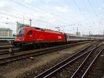 1216 019-0  part of the best  zieht EC 83 aus dem Hauptbahnhof M�nchen; 130607