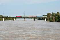 1216 229 f�hrt mit dem EC 74  Franz Schubert  �ber die Hochwasser f�hrende neue Donau in Wien. Die Aufnahme entstand am 07.06.2013, als die Pegelst�nde der Donau bereits im Sinken waren.