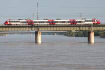 4124 014  50 Jahre �BB-S-Bahn in Wien  f�hrt �ber die Hochwasser f�hrende neue Donau. Das Foto enstand am 07.06.2013.