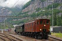 SBB: Ae 3/6 lll 10264 beim Rangieren eines historischen Personenwagens in St-Maurice am 9. Juni 2013. Anschliessend wurde die Sonderfahrt nach Bouveret fortgesetzt.
Foto: Walter Ruetsch