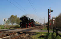 03 1010 fuhr am 04.05.2013 mit einem Sonderzug von Schwerin nach Papenburg, hier s�dlich von Leer.