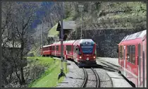 Zugskreuzung mit R1444 mit ABe 8/12 3503 in L�en-Castiel. (25.04.2013)