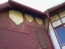 13.10.2007 W1 Berlin Frankfurter Allee. Fachwerkgeb�ude mit h�bschen Applikationen. Ein Brief an Denkmal-Beh�rde hatte auch nichts genutzt. Antwort sinngem��: Genug zu tun die unter Schutz stehenden zu erhalten. Damit war der Weg frei f�r den  R�ckbau  (siehe Bild 684654)