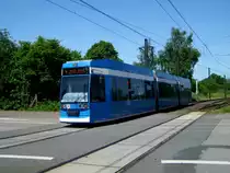 Rostock: Stra�enbahnlinie 4 nach Rostock-Lichtenhagen Mecklenburger Allee an der Haltestelle Rostock-Dierkow Dierkower Kreuz.(3.6.2013) 