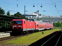 BR 143 als S1 nach Rostock Hauptbahnhof am S-Bahnhof Rostock Warnem�nde.(3.6.2013)