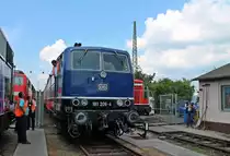 Am 08.06.2013 wurde 181 206-4 mit weiteren Loks f�hr die Fahrzeugparade aus den Abstellgleisen geholt. Hier wird gleich die 181er mit der E69 10 gekuppelt.