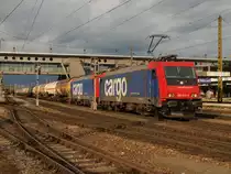 482.047 + 043 mit dem  G 47188 in  Wels Hbf 10.6.13 bei der durchfahrt in Richtung Passau 
Da stehe ich hinter dem Zaun zur Strasse 