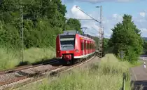 Nach dem Regen gab es am 09.06.2013 noch einen sonnigen Tagesabschlu�.
Beim Warten auf 064 419-5 mit ihren Donnerb�chsen passiert uns bei Merzig 425 137-7 als RB Trier - Homburg/Saar.