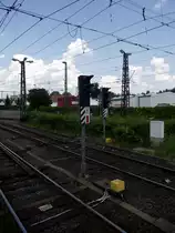 Zwei Lichtsignale stehen am 08.06.13 in Frankfurt Heddernheim 