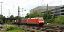 152 036-0 DB kommt aus Richtung K�ln,Aachen-Hbf mit einem langen Contanierzug aus Gallarate(I) nach Zeebrugge(B) und f�hrt in Aachen-West ein bei Sonne und Wolken am 30.5.2013.