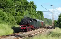 Da hat sich die Fahrt von Schmelz nach Merzig doch noch gelohnt.
Nach Abfahrt des Sonderzuges mit 64 419 aus Schmelz �berlegten wir, ob wir noch nach Merzig fahren sollten, um den Zug noch einmal kurz vor seinem Ziel auf den Chip bannen zu k�nnen.
Das Zeitfenster war gro� genug damit wir ohne Stre� nach Merzig fahren konnten, also legten wir los.
Die Abendsonne bescherte uns dann noch diesen wundersch�nen Tagesausklang.
64 419 kommt aus Richtung Dillingen an gerollt und erreicht gleich das Einfahrsignal von Merzig und das zeigt Hp2.

09.06.2013 - KBS 685 - Bahnstrecke 3230 Saarbr�cken - Karthaus