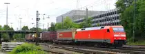 152 036-0 DB kommt aus Richtung K�ln,Aachen-Hbf mit einem langen Contanierzug aus Gallarate(I) nach Zeebrugge(B) und f�hrt in Aachen-West ein bei Sonne und Wolken am 30.5.2013.