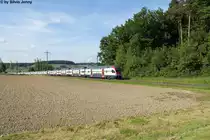 Als Folge der Entgleisung in Schwerzenbach vom Februar 2013 wurden insgesamt 3 DPZ erheblich besch�digt. Um diesen Ausfall zu kompensieren, wurde ein Umlauf von Mo-Fr auf der S12 nach Seuzach auf RV-Dosto umgestellt. Normalerweise fahren die RVD nur am Wochenende in Einfachtraktion nach Seuzach. Am 5.6.2013 fotografierte ich die RABe 511 012 + 002 ''Stadt Z�rich'' zwischen den Haltestellen Reutlingen und Wallr�ti, wo sie als S12 19270 nach Brugg unterwegs waren. Da die RVD nun im Rheintal ben�tigt werden, wurde dieser Umlauf seit dem 10.6.2013 wieder auf DPZ umgestellt.