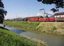 Auf Grund der eingleisigen Strecke zwischen Au und St. Margrethen wartet Tm 232 112-3 mit ihren Schiebewandwagen im Bahnhof Au SG um die beiden Richtung Buchs fahrenden 185er, ebenfalls mit Schiebewandwagen, passieren zu lassen (08.06.2013).