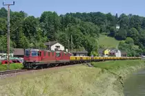 Kurz vor Durchfahrt durch den Bahnhof von Au SG wurden am Rheintaler Binnenkanal die beiden Re 4/4 II 11358 und 11167 mit den mit Schottermulden beladenen Flachwagen am 08.06.2013 fotografiert.