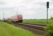 RE 7 nach Krefeld die hier gerade aus Dormagen in Richtung Neuss auf dem Streckengleis nach K�ln gegen die Fahrtrichtung unterwegs ist.....da an dem Wochenende gerade eingleisig gefahren wurde wegen Bauarbeiten an der Kbs 495 zwischen Nievenheim und Norf. 25.5.2013