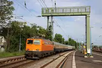 1142 635 mit einem Sonderzug bei der Durchfahrt durch Remagen am 02.06.13