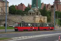 Der Konstal Tram Bahnzug mit Motorwagen 757 ist hier am 2.6.2013 in Stettin
auf der Hauptstra�e am Hafen in Richtung Stadtmitte unterwegs. Das Fahrzeug
�hnelt stark den Tatra Wagen aus Tschechien, ist aber eine polnische Konstruktion.